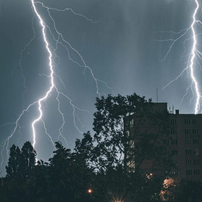 Slovensko najskôr potrápi horúčava, neskôr intenzívne búrky. SHMÚ zvýšil stupeň výstrah