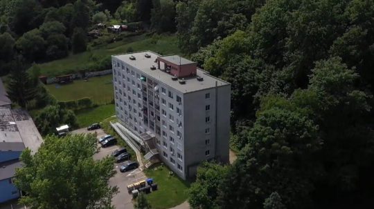 Na snímke bytový dom v Slovenskej Ľupči, v ktorom fungujú dvaja správcovia.