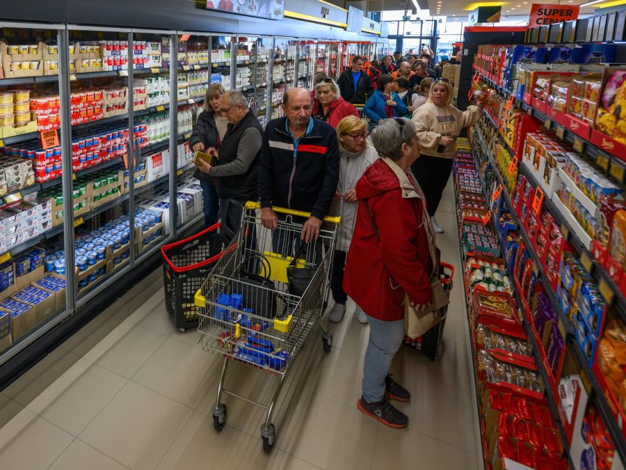 Na snímke zákazníci nakupujú počas otvorenia prvého obchodu reťazca Biedronka na Slovensku v obci Miloslavov v okrese Senec.