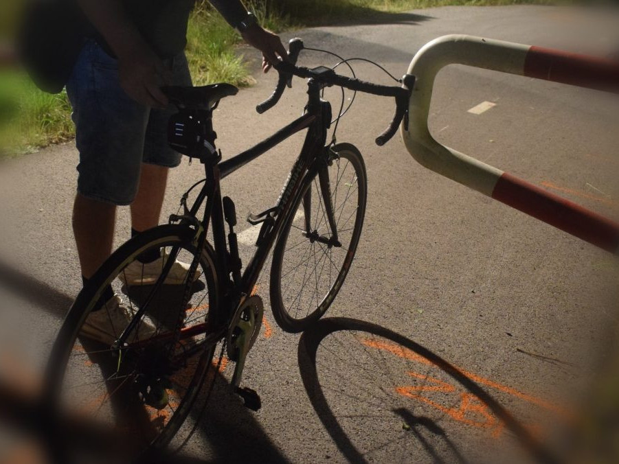 Jazda na bicykli sa mu stala osudnou: Muž (†47) v Lučenci neprežil náraz do zábrany