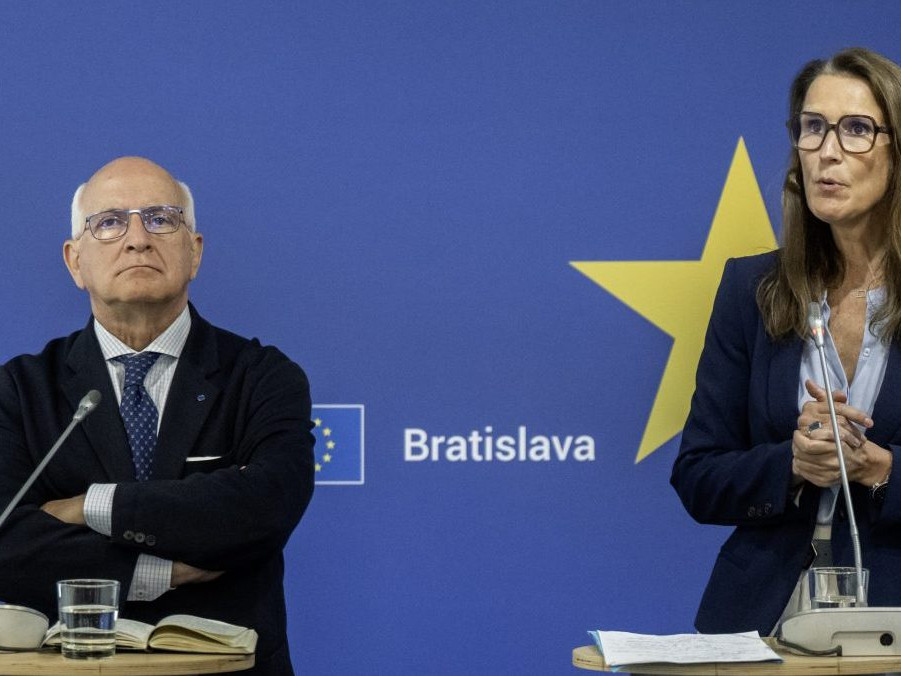 Na snímke členovia delegácie Sophie Wilmésová a Javier Zarzalejos.