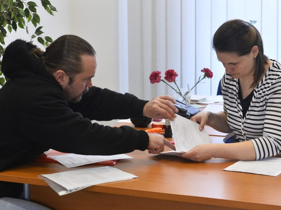 Na snímke zamestnankyňa preberá daňové priznania na Daňovom úrade.