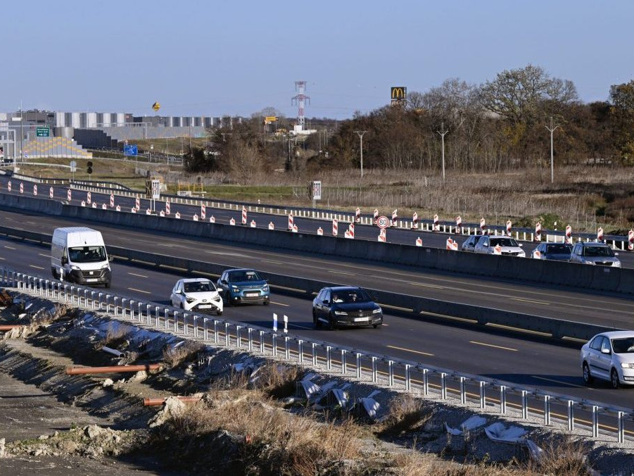 Na ilustračnej snímke pohľad na úsek diaľnice D pri Bratislave.