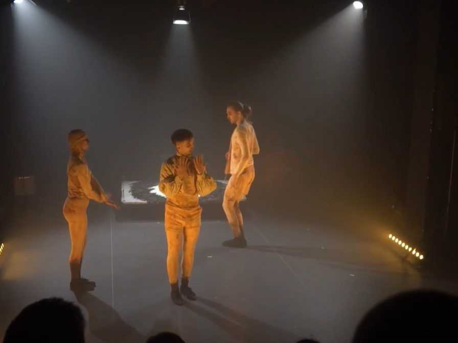 Na ilustračnej snímke herci počas predstavenia.