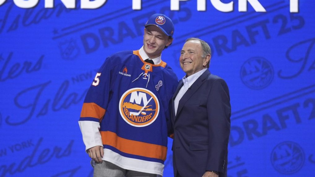 Jednotkou draftu NHL sa stal Matthew Schaefer, 17-ročný obranca mieri do New Yorku Islanders