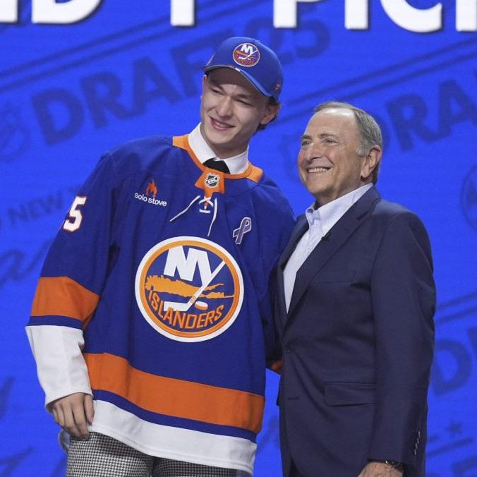 Jednotkou draftu NHL sa stal Matthew Schaefer, 17-ročný obranca mieri do New Yorku Islanders