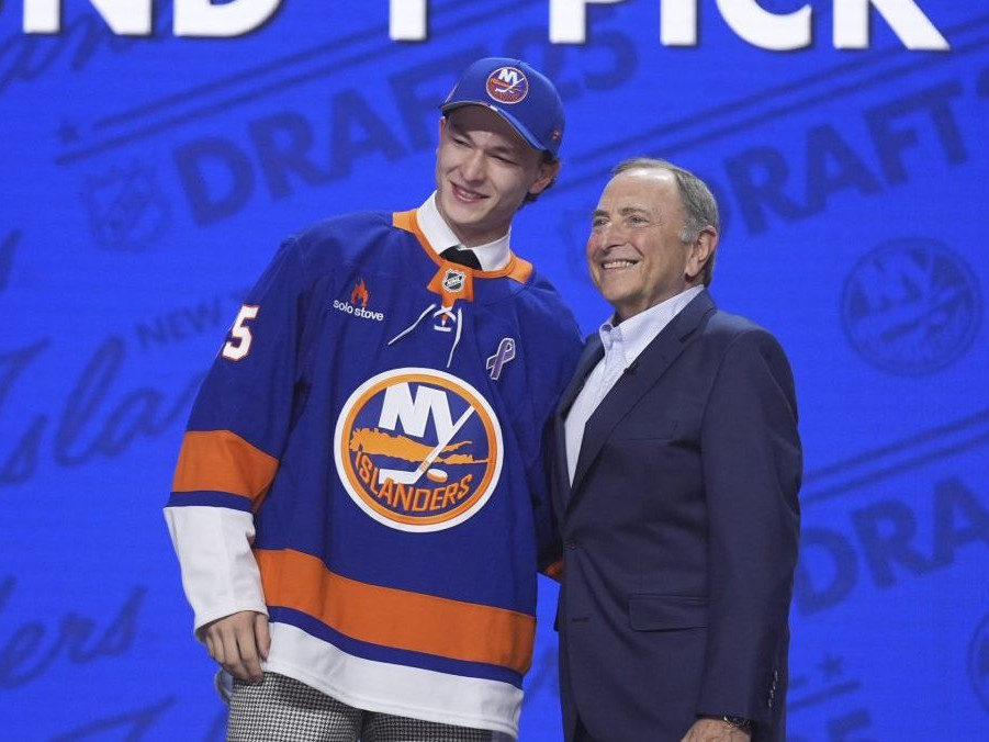 Jednotkou draftu NHL sa stal Matthew Schaefer, 17-ročný obranca mieri do New Yorku Islanders