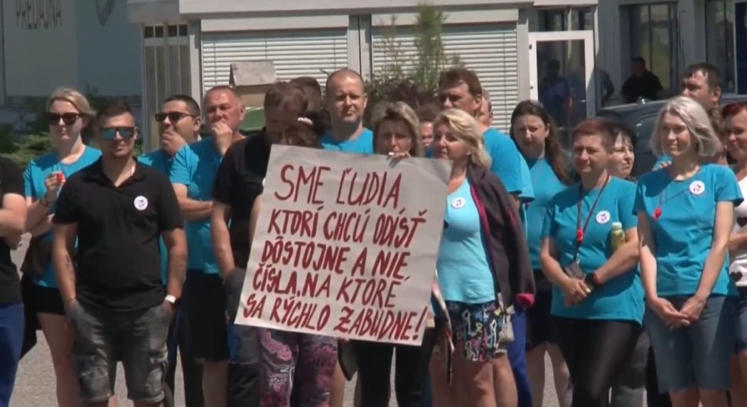 V závode Ecco sa štrajkovalo za vyššie odstupné: Niektorí ľudia tam odpracovali vyše 20 rokov. Chcú, aby ich firma podržala
