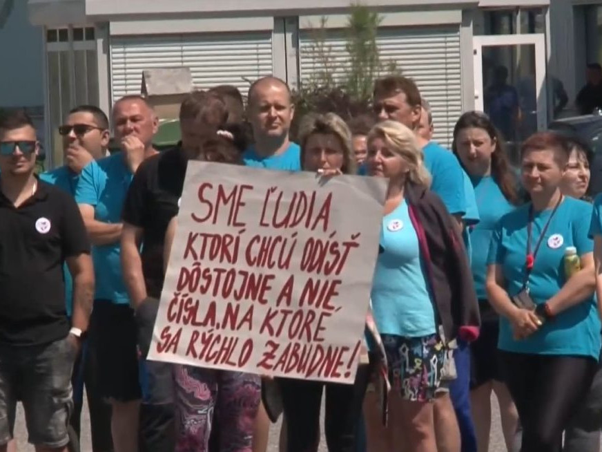 V závode Ecco sa štrajkovalo za vyššie odstupné: Niektorí ľudia tam odpracovali vyše 20 rokov. Chcú, aby ich firma podržala