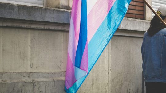 Ilustračná snímka transgender vlajky.