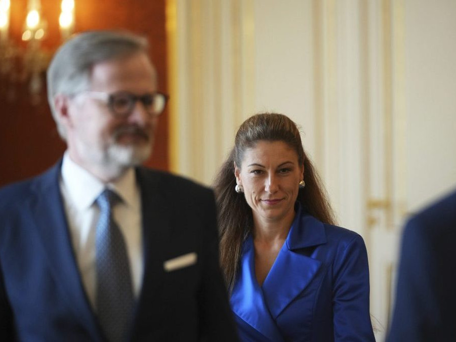 Na snímke český premiér Petr Fiala a ministerka spravodlivosti Eva Decroix.