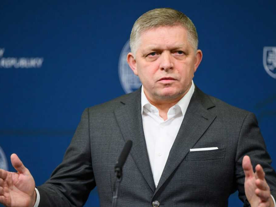 Premiér Robert Fico (Smer-SD).