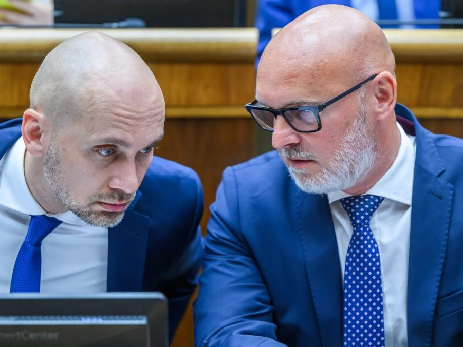 Na snímke zľava Karol Galek a Branislav Gröhling z SaS.