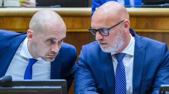 Na snímke zľava Karol Galek a Branislav Gröhling z SaS.