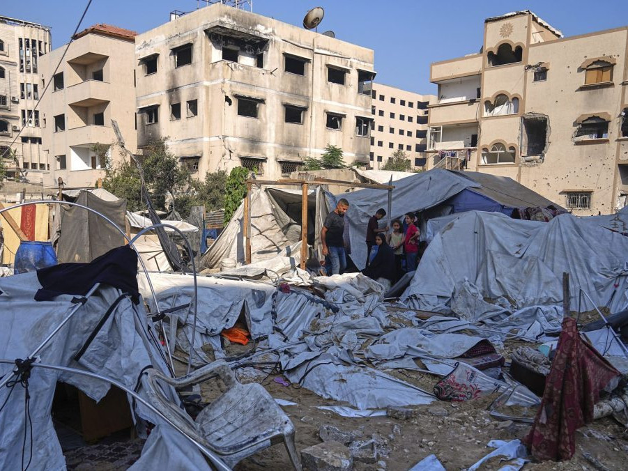 Zničené stany Palestínčanov po izraelskom útoku.