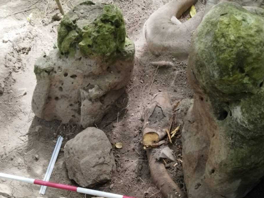 Na snímke dve antropomorfné sochy ľudskej podoby alebo vzhľadu, ktoré „predstavujú rodový pár“ objavené v Uaxactúne.