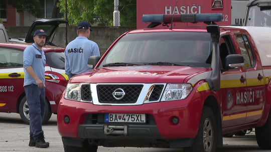 Hasiči pri aute.