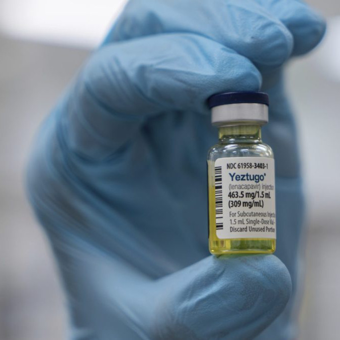 Prelom v liečbe HIV: V USA schválili preventívnu vakcínu, pod jej vývoj sa výrazne podpísal český virológ
