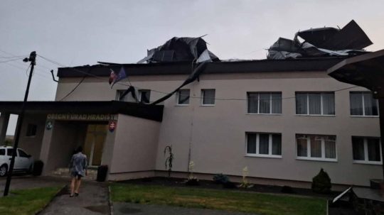 FOTO/VIDEO: Strhnuté strechy, dolámané stromy, zničené autá. Hasiči mali po pondelkových búrkach plné ruky práce