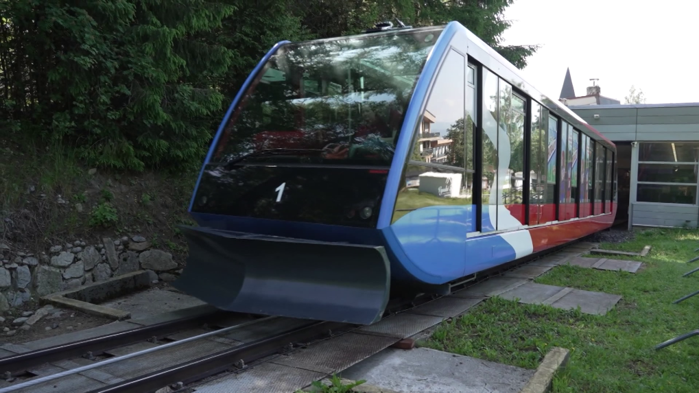 Zložitá technická operácia na Hrebienku: Na pozemnej lanovke menili ťažné lano poškodené lano