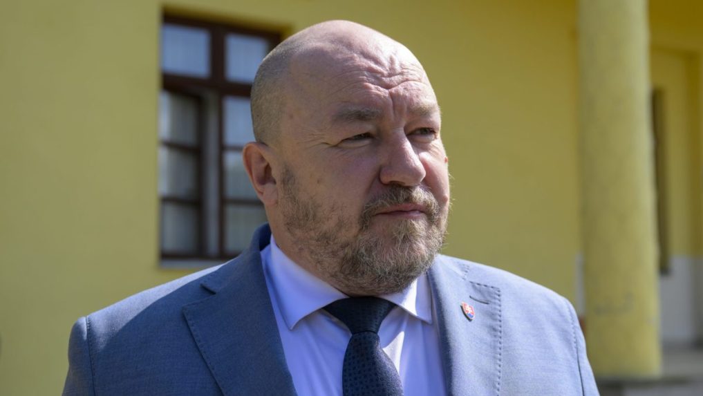 Šéf SBS firmy, ktorá podpísala zmluvu s Tiposom, sa pozná s ministrom Huliakom. Jeho meno sa objavuje aj v spise Gorila
