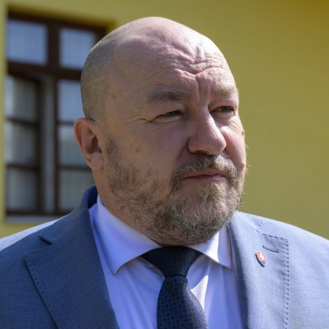 Šéf SBS firmy, ktorá podpísala zmluvu s Tiposom, sa pozná s ministrom Huliakom. Jeho meno sa objavuje aj v spise Gorila
