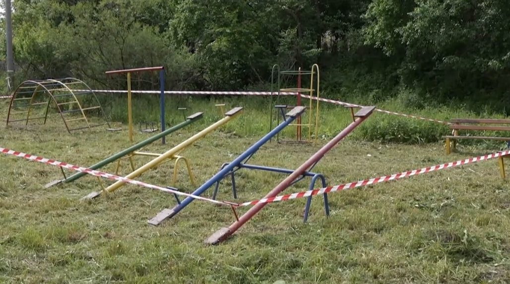 Detské ihrisko v Žiline stojí v močiari a je v havarijnom stave. Mesto ho však označilo za funkčné