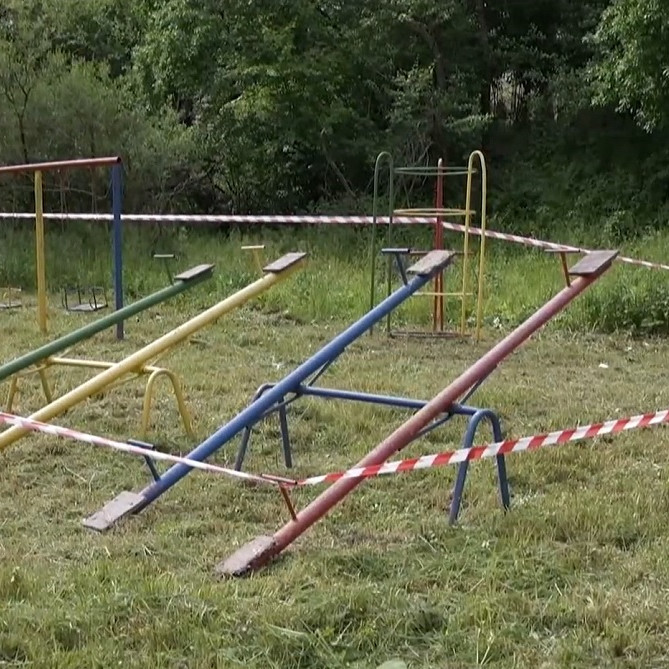 Detské ihrisko v Žiline stojí v močiari a je v havarijnom stave. Mesto ho však označilo za funkčné