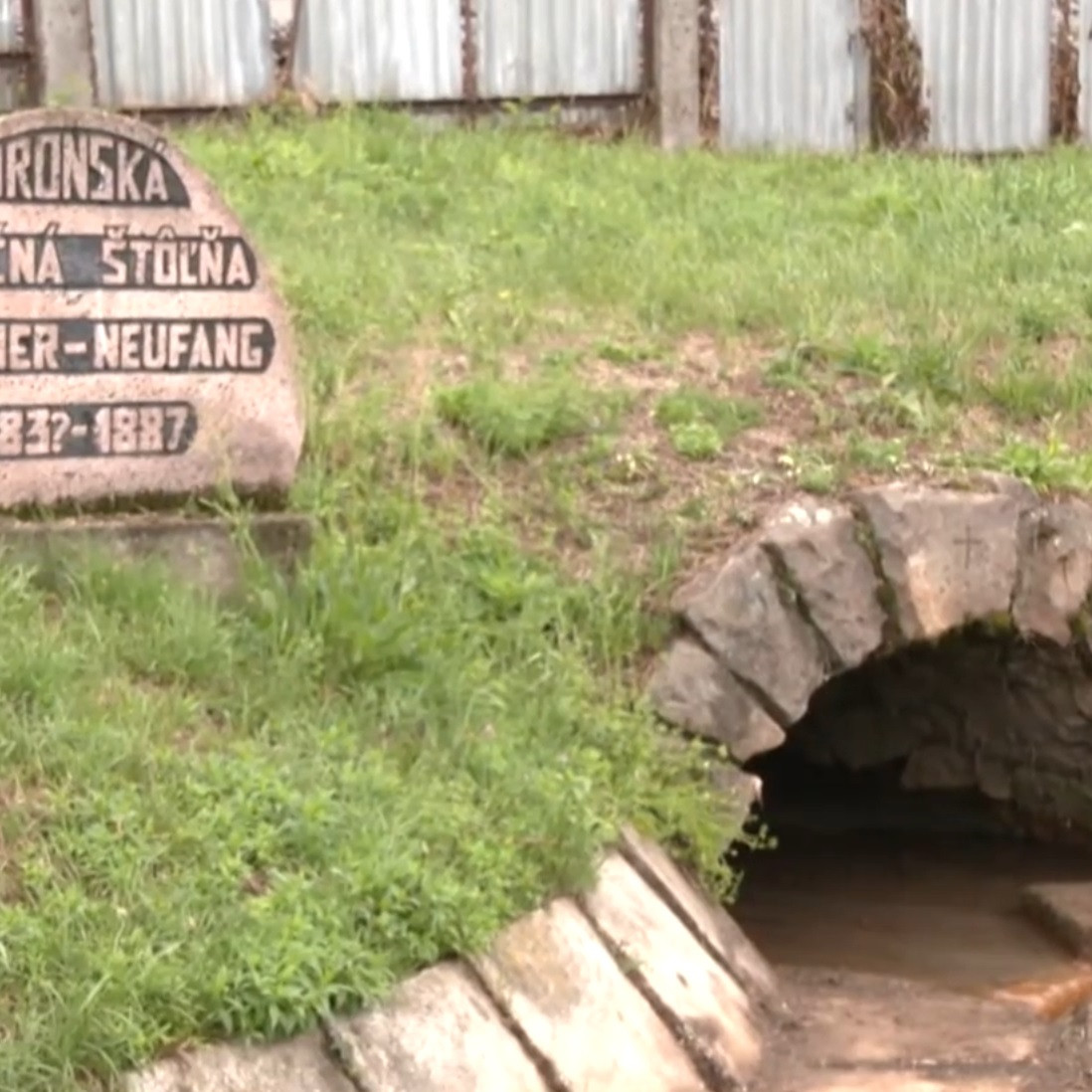 Pri rekonštrukcii trate železničiari narazili na známu štôlňu zo 16. storočia. Tvrdia, že o nej nevedeli