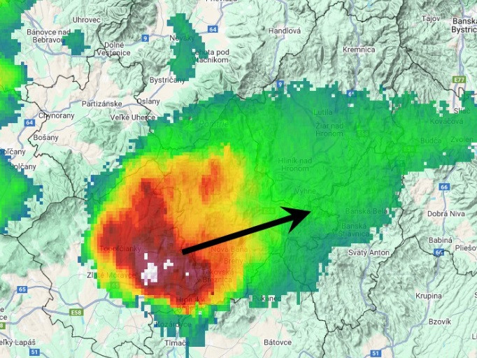 Supercelárna búrka sa presúva do Banskobystrického kraja.