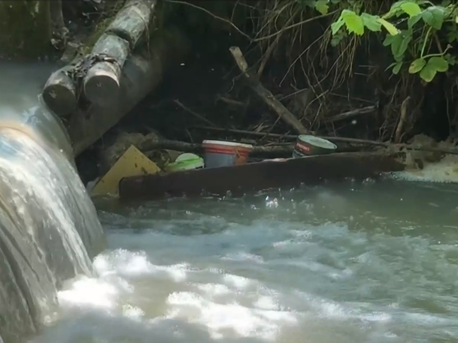 Do potoka sa dostali nebezpečné chemikálie.