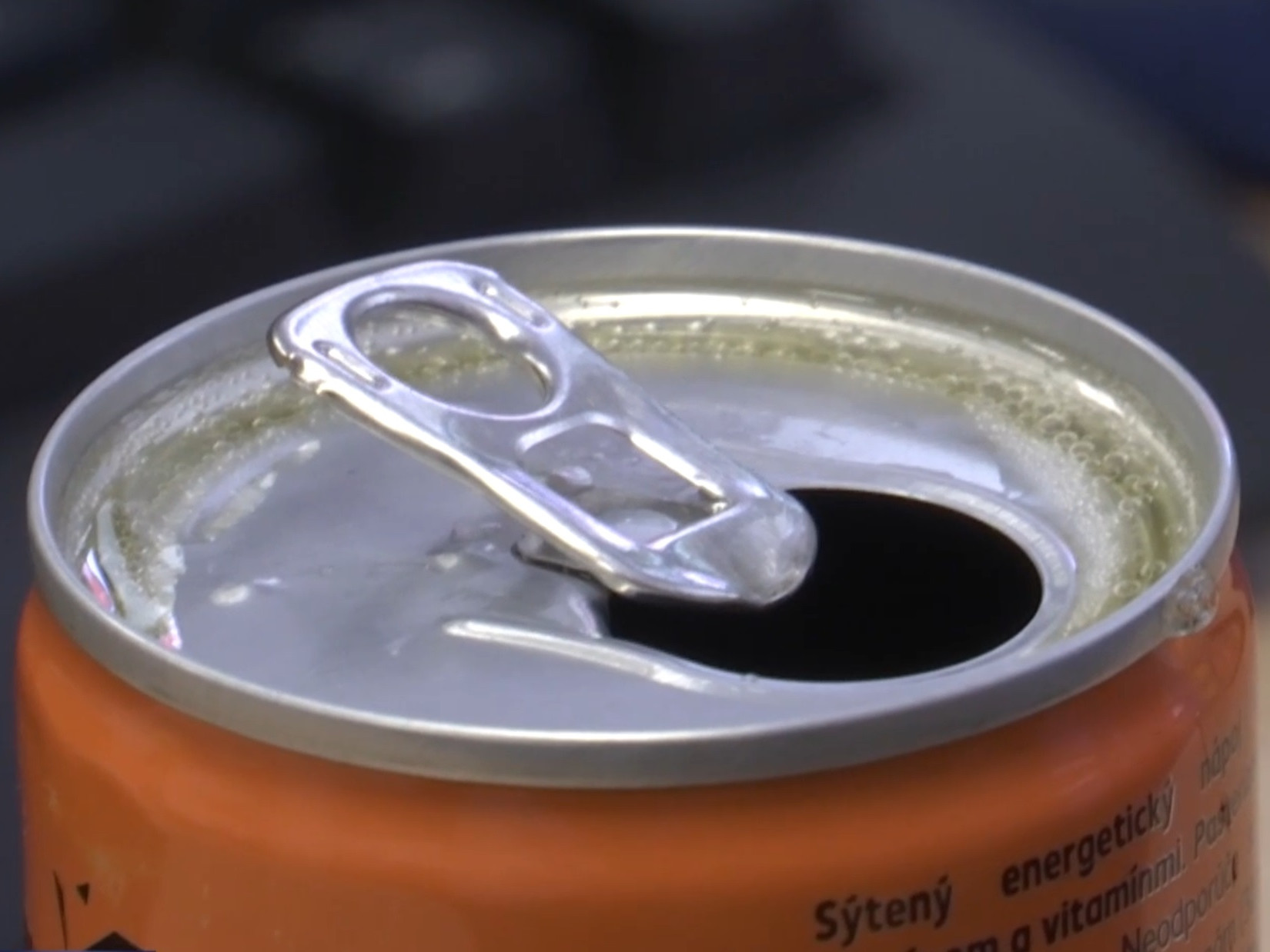 S pitím energetických nápojov sú spojené rôzne zdravotné riziká.