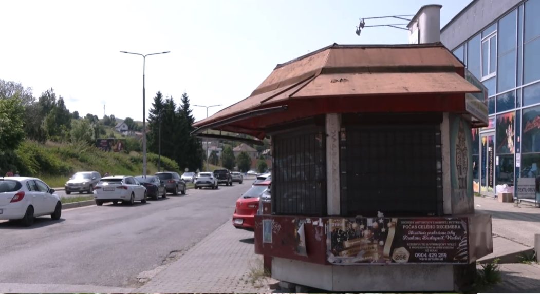 Stratili svoj význam, zostali ako päsť na oko: Nevyužívané novinové stánky by mali z Banskej Bystrice úplne zmiznúť