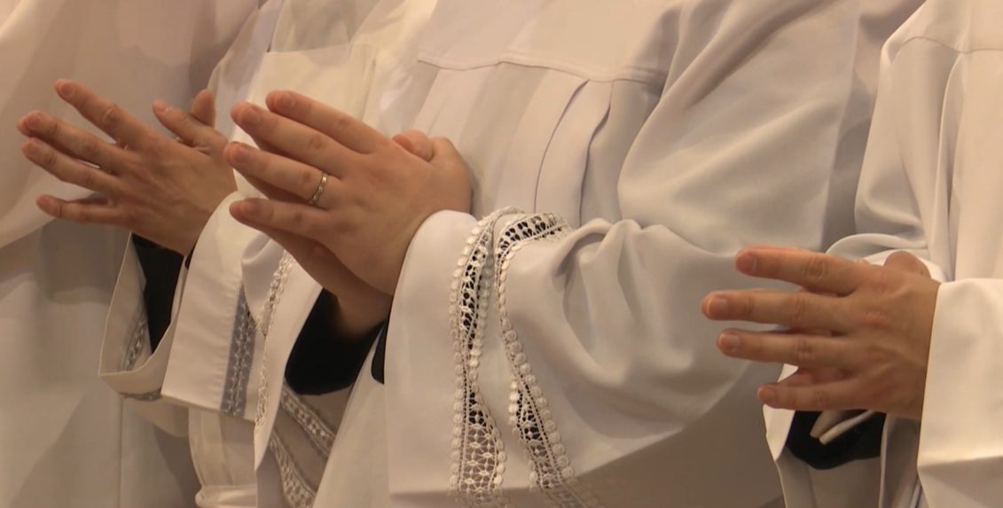 Na Slovensku tento rok pribudne najmenej katolíckych novokňazov od pádu totality