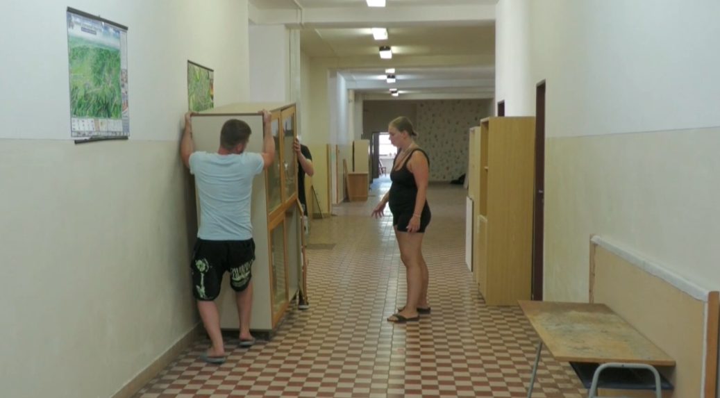 Niektorí ušetrili za odvoz, iní si ľahšie zariadia chalupu či dielňu: Starý nábytok dostal druhú šancu