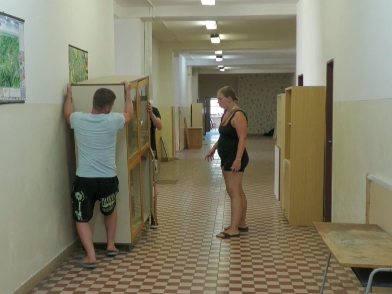 V budove bývalej základnej školy zostalo veľa nepotrebných stolov, stoličiek či skríň.