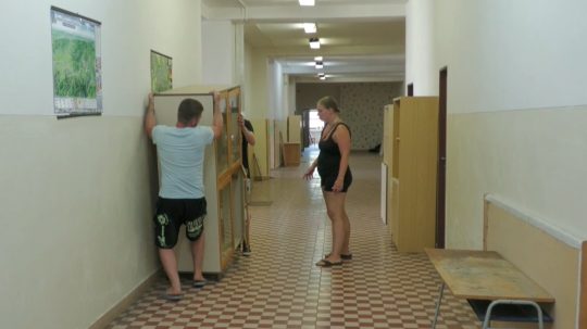 V budove bývalej základnej školy zostalo veľa nepotrebných stolov, stoličiek či skríň.