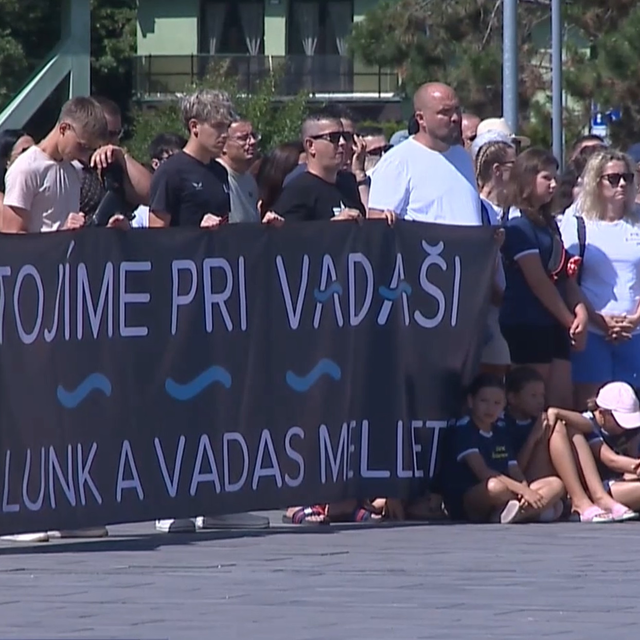 V Štúrove sa protestovalo: Ľuďom sa nepáči, že väčšina bazénov kúpaliska Vadaš ostáva aj po týždni zatvorená