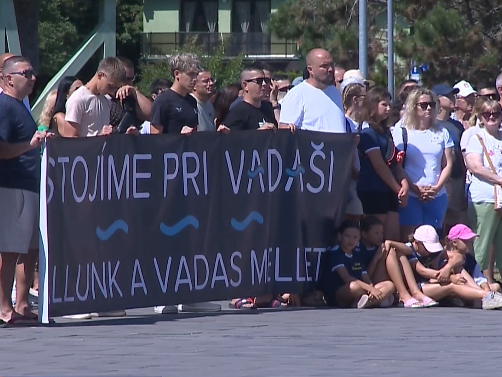 V Štúrove sa protestovalo: Ľuďom sa nepáči, že väčšina bazénov kúpaliska Vadaš ostáva aj po týždni zatvorená
