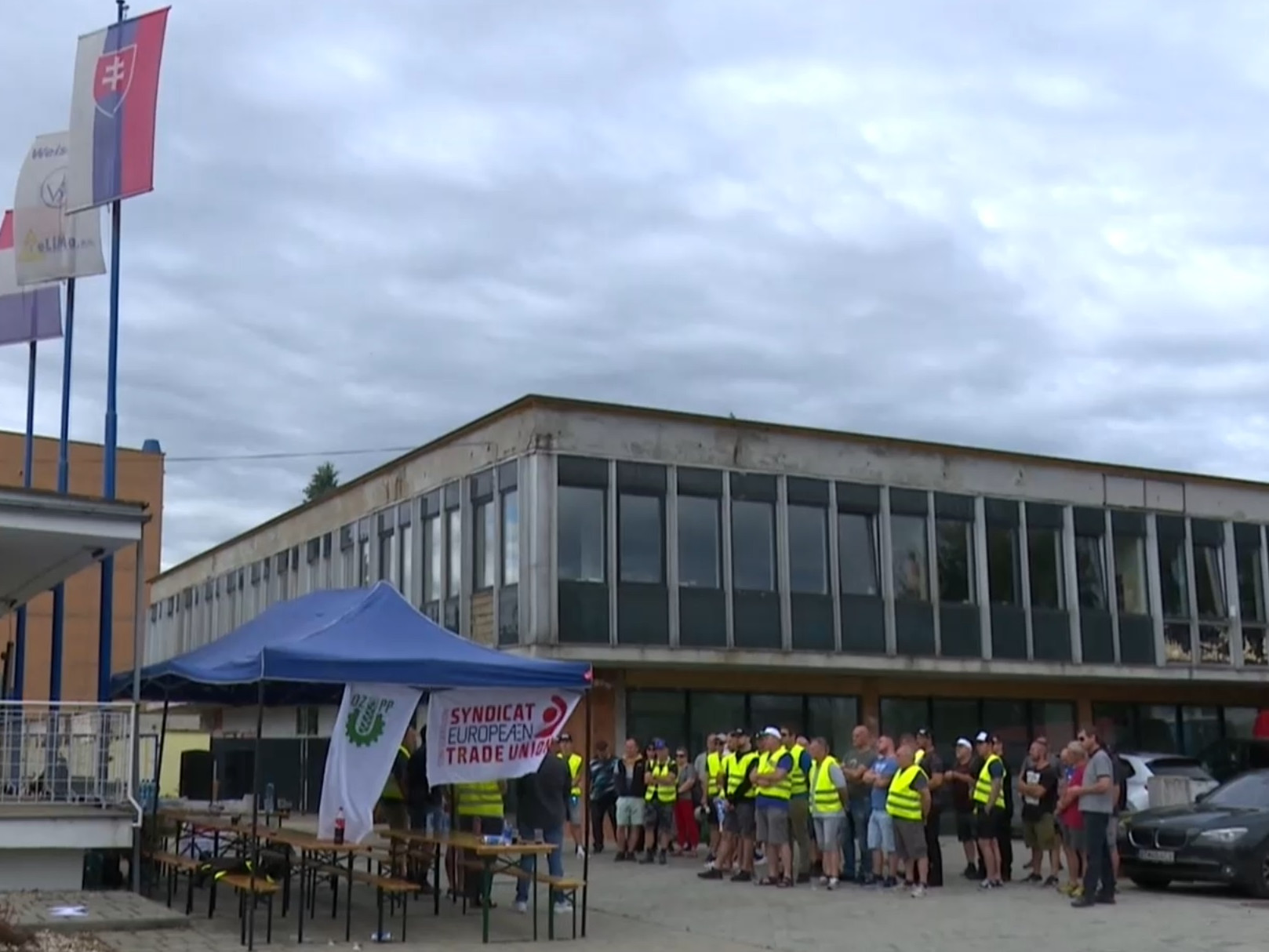 Pracovníci nešli k strojom, ale ostali pred bránou podniku štrajkovať.