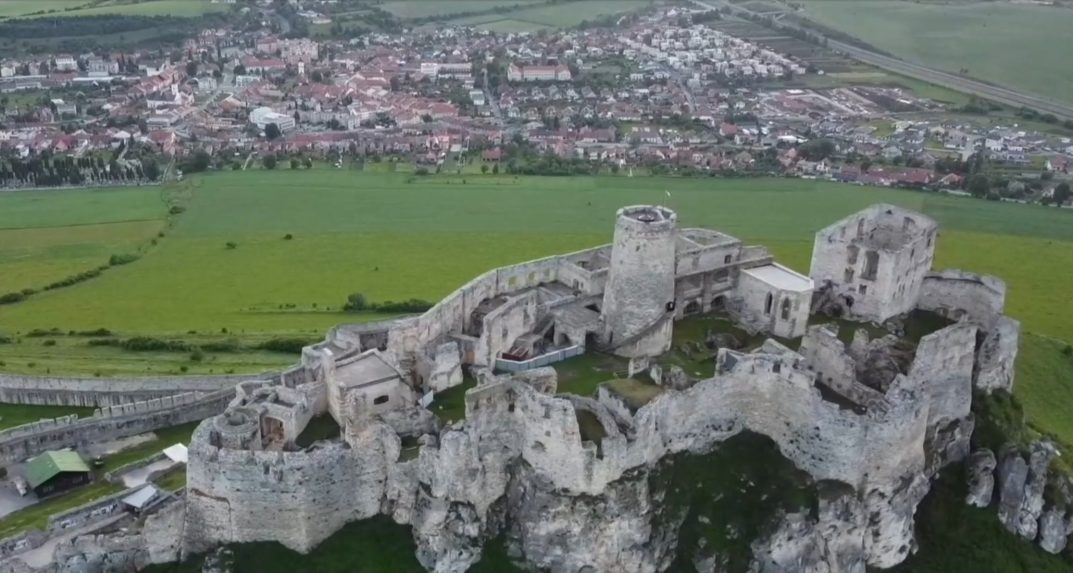 Románsky palác na Spišskom hrade je v havarijnom stave: Začali sa záchranné práce, materiál vozili vrtuľníkom
