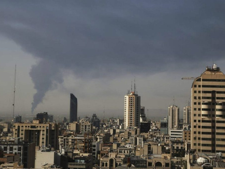 dym stúpa po izraelskom údere