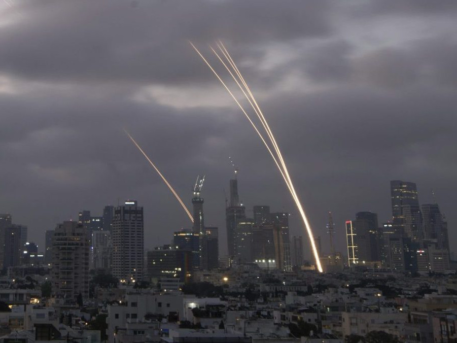 Protivzdušný obranný systém v Izraeli mieri proti raketám vypáleným z Iránu.