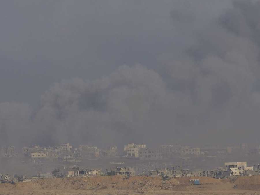 Na ilustračnej snímke stúpajúci dym v Pásme Gazy po izraelskom útoku.