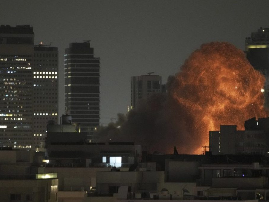 Iránska armáda chystá odvetu, obyvateľov dvoch izraelských miest vyzvala na evakuáciu