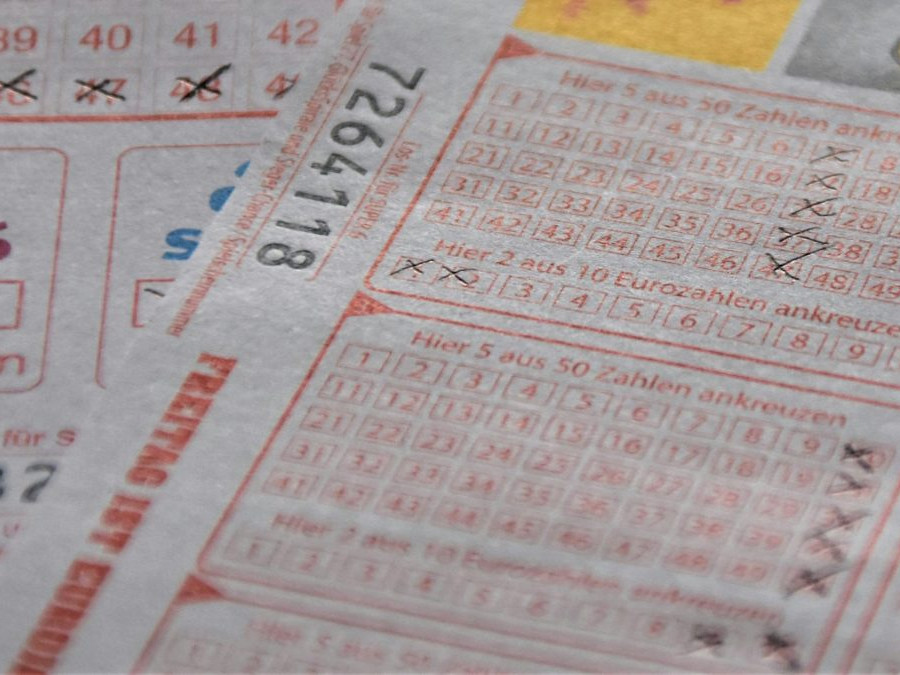 Na snímke je lotériový lístok.