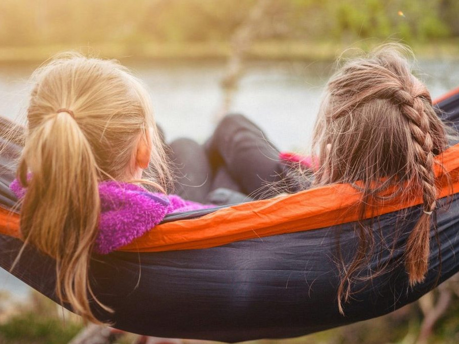 Na snímke sú dievčatá v hojdacej sieti.