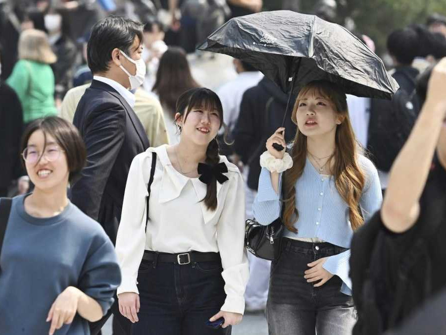 Na ilustračnej snímke Japonci.