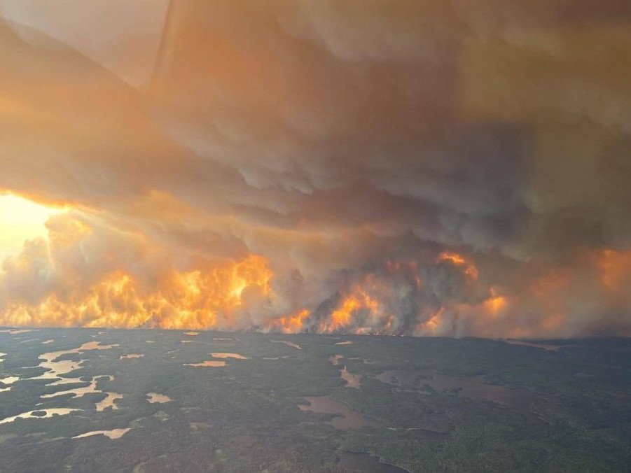 Na snímke rozsiahly požiar lesa v Kanade.