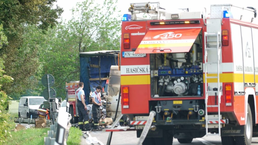 Tragická nehoda v Kolárove má piatu obeť. Na následky ťažkých poranení zomrel jeden z deviatich zranených
